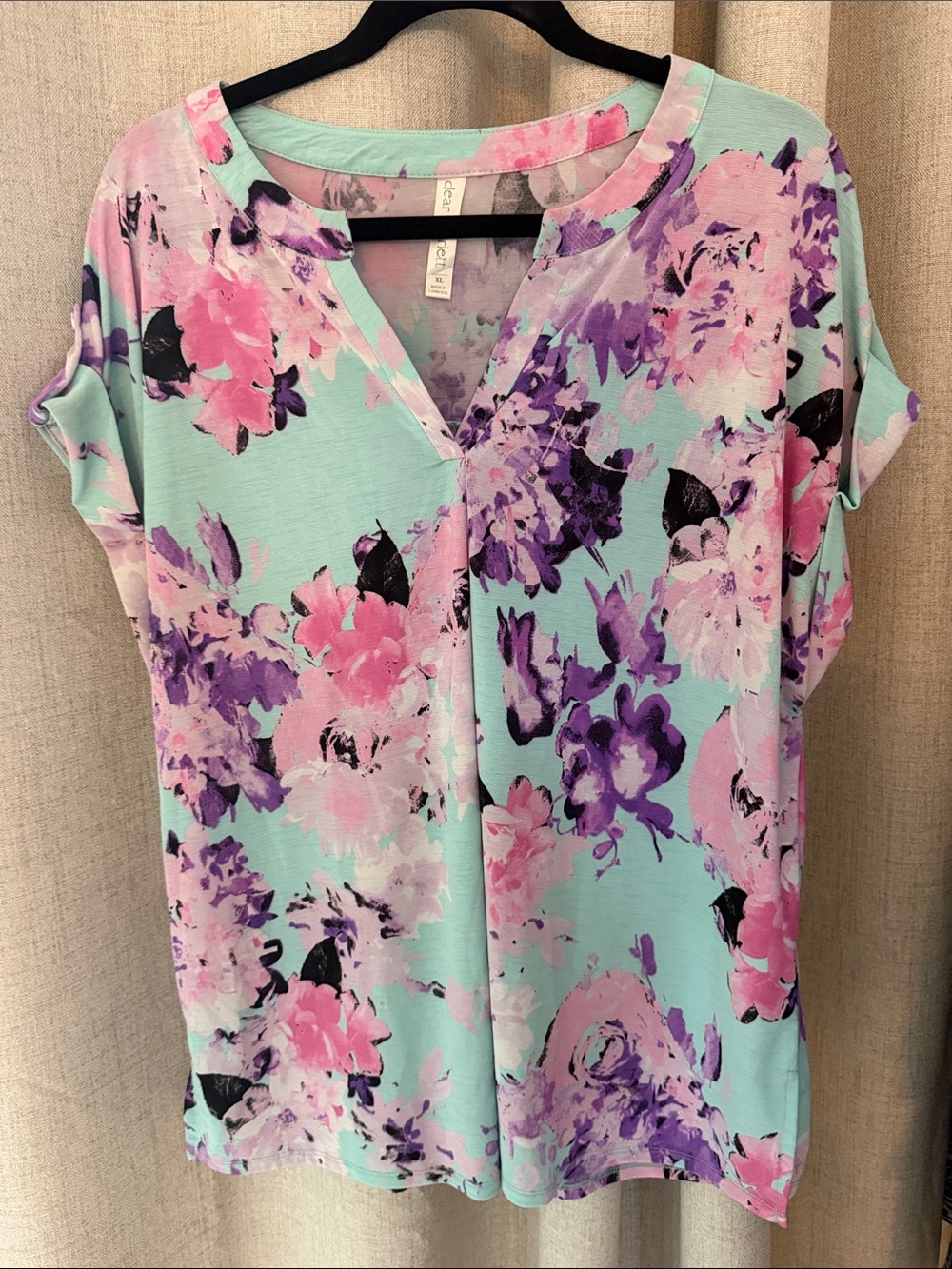 Dear Scarlett Short Sleeve Wrinkle Free Floral Top. Size XL